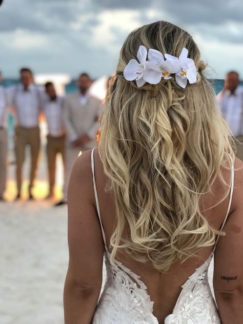 Bridal Beach Makeup, Beach Wedding Hairstyles With Veil, Beach Wedding Hair With Flower, Bridal Beach Hairstyles, Simple Beach Wedding Hair, Beach Wedding Hair With Veil, Beach Wedding Bride Hair, Beach Wedding Hairstyles For Long Hair, Hawaii Wedding Hair