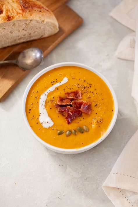 This roasted butternut squash soup is perfectly creamy, loaded with flavor, and the most comforting bowl of goodness! Air Fryer Squash, Pork Chop Marinade, Roasted Vegetables Oven, Chicken And Butternut Squash, Butternut Squash Recipes Soup, Squash Soup Recipe, Roasted Butternut Squash Soup, Marinated Pork, Vegetarian Soup