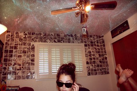 Galaxy Ceiling, Bedroom Ideas Pinterest, Diy Photo Wall, Tumblr Bedroom, Teen Stuff, Photo Walls, Bedroom Teen, Diy Room Decor For Teens, Tumblr Rooms