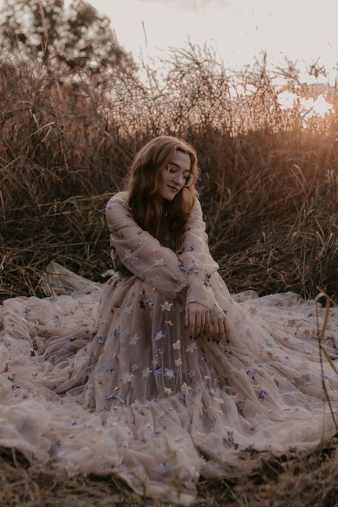 Long Dress Portrait Photography, Long Gown Pose Ideas, Fluffy Dress Photoshoot, Puffy Dress Photoshoot, Long Flowy Dress Aesthetic, Flowy Dress Poses, Long Dress Picture Poses, Pose Ideas Sitting, Md Poses