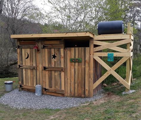 Outhouse Bathroom Ideas, Off Grid Bathroom, Bath House Ideas, Outhouse Ideas, Outhouse Plans, Outhouse Bathroom, Out Houses, Camping Site, Composting Toilets