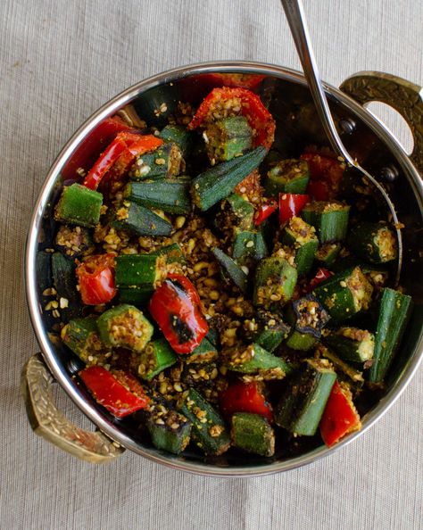 Bhindi Nu Shaak Gujarat Food, Bhindi Recipe, Thick Stew, Raw Peanuts, Chickpea Flour, Okra, Easy Lunches, Sesame Seeds, Vegetable Dishes