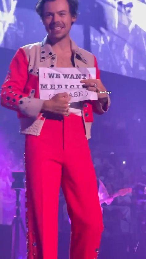 harry styles during medicine cologne july 22nd in 2022 Harry Styles Medicine, Medicine Harry Styles, One Direction Albums, Harry 1d, Mashup Music, Harry Styles Pictures, Europe Tours, Louis And Harry, Harry Styles Photos