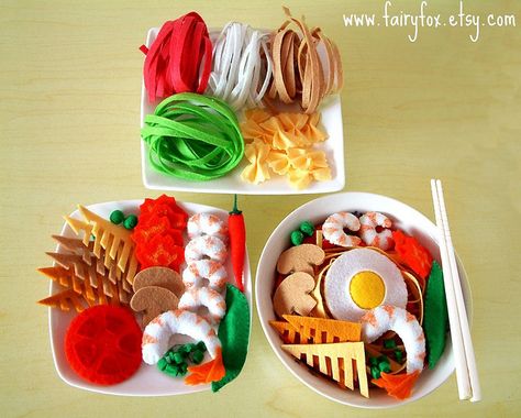 What!? Felt noodle bowl! Yess! Felt Food Pattern, Japanese Udon, Felt Food Diy, Felt Play Food, Pretend Food, Bowtie Pasta, Food Patterns, Toy Food, Diy Felt