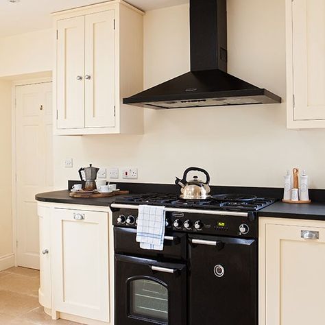 Neutral kitchen with black range cooker | Kitchen decorating | Ideal Home | Housetohome.co.uk Range Cooker Kitchen, Black Range Cooker, Black Cooker, Traditional Kitchen Decor, Kitchen Neutral, Black Range, Neutral Kitchen, Range Cooker, Cooker Hoods