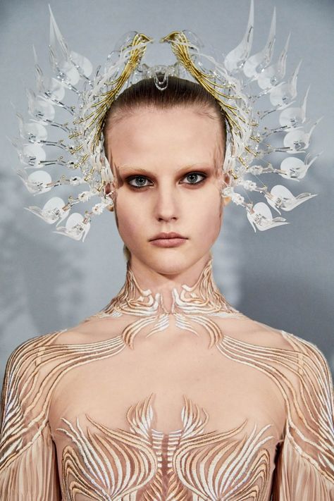 Futuristic Fashion Aesthetic, Iris Van Herpen Couture, Academia Aesthetic Outfit, Sci Fi Fashion, Iris Van Herpen, Natalia Vodianova, Futuristic Fashion, Fashion Marketing, Head Piece