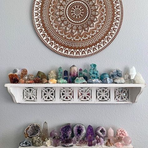 boho vibes Crystal Room Decor, Meditation Room Decor, Crystal Room, Zen Room, Crystal Shelves, Crystal Aesthetic, Meditation Space, Meditation Room, Crystal Decor