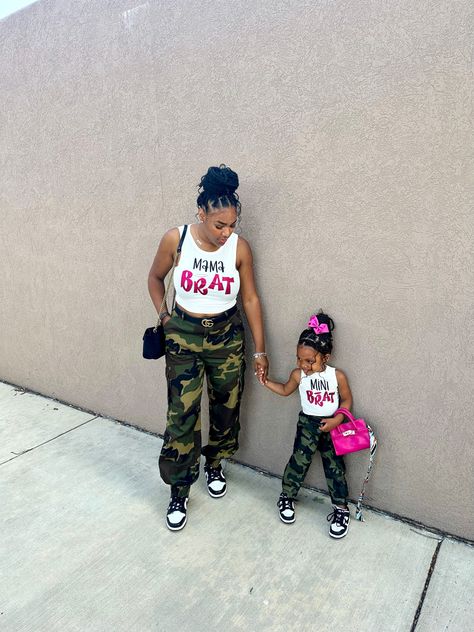 Mommy And Mini Me Matching Outfits, Mommy Daughter Outfits Black, Mommy And Me Outfits Black People, Cargo Pants Outfit Girl, Mummy And Me Outfits, Matching Baby Outfits, Dunk Outfits, Bratz Outfit, Twinning Outfits