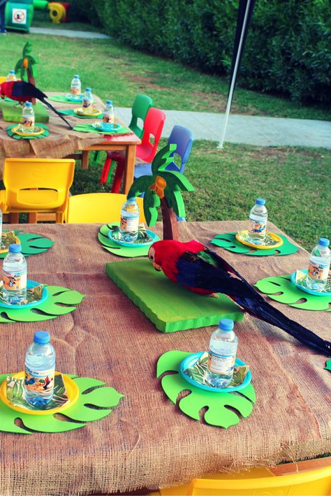 Brazilian style table setup with sackcloth table cover, felt placemats and plush parrot centerpieces. Parrot Themed Birthday Party, Parrot Party Ideas, Parrot Birthday Party Ideas, Brazil Themed Party, Rio Birthday Party Ideas, Rio Themed Birthday Party, Parrothead Party, Rio Birthday Parties, Brazil Party