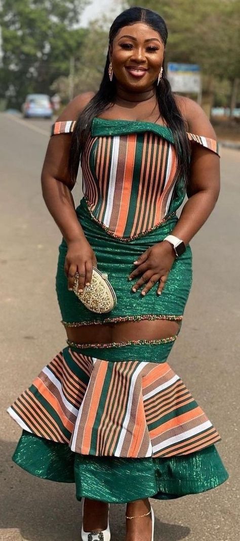 Fugu Styles For Ladies, Northern Kente, Kente Dresses, Empress Clothing, Ankara Skirt Styles, African Bridesmaid Dresses, Ladies Outfits, Mommy Daughter Outfits, Daughter Outfits