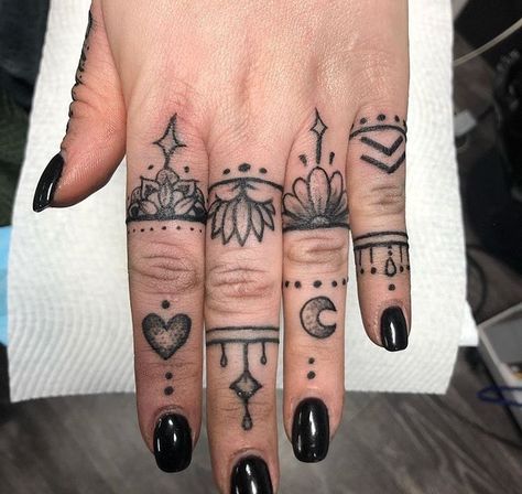 Traditional Finger Tattoos Women, Witch Finger Tattoos, Knuckle Tattoos For Women, Toe Tattoos For Women, Cover Up Finger Tattoos, Witchy Finger Tattoos, Fingers Tattoo, Colour Tattoo For Women, Thumb Tattoos