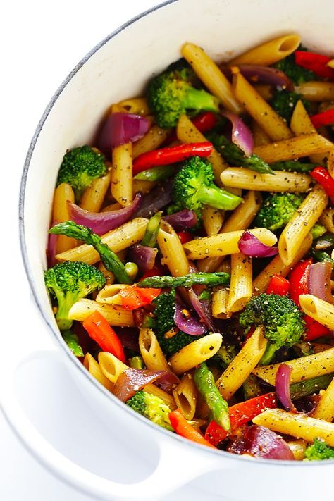 This Balsamic Veggie Pasta recipe is quick and easy to make, loaded with fresh veggies, and tossed with a delicious balsamic vinaigrette and Parmesan. Fake Confidence, Veggie Pasta Recipes, Vegetables Pasta, Food Sides, Pesto Vegan, Resep Pasta, Plats Healthy, Resep Salad, Sauce Pasta