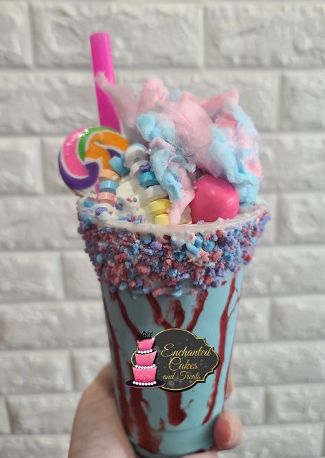 Cotton Candy Milkshake, Candy Milkshake, Crazy Shakes, Milkshake Drink, Milkshake Bar, Best Milkshakes, Candy Cocktails, Food Platter, Milkshake Recipe