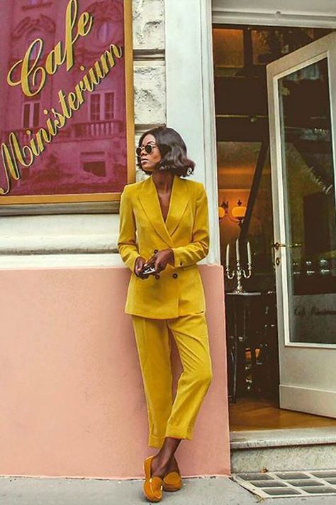 The easy beginner's guide to monochrome outfits. Read on to see our favorite looks. One Color Outfit, Chique Outfit, Monochromatic Fashion, Colorful Outfits, Monochromatic Outfit, Shiny Pants, Monochrome Outfit, Monochrome Fashion, Yellow Outfit