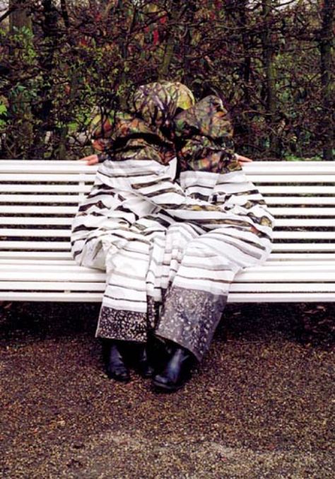 Liu Bolin and Desiree Palmen. Shadowed of self. Hidden Art, Dutch Artists, Optical Illusions, Park Bench, Body Painting, Interesting Art, Camouflage, Body Art, Cool Photos