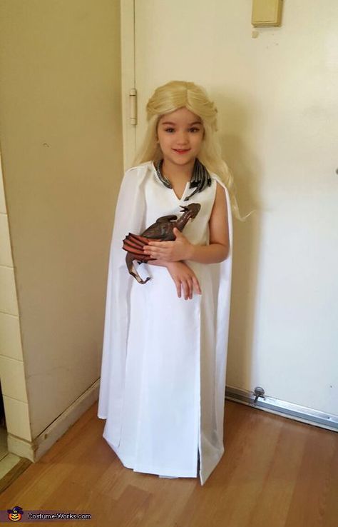 Daenerys Targaryen Stormborn Costume Daenerys Targaryen Costume Halloween, Unique Diy Costumes, Targaryen Costume, Daenerys Costume, Daenerys Targaryen Costume, Costume Unique, The Mother Of Dragons, Halloween Costumes 2016, Easy Cosplay