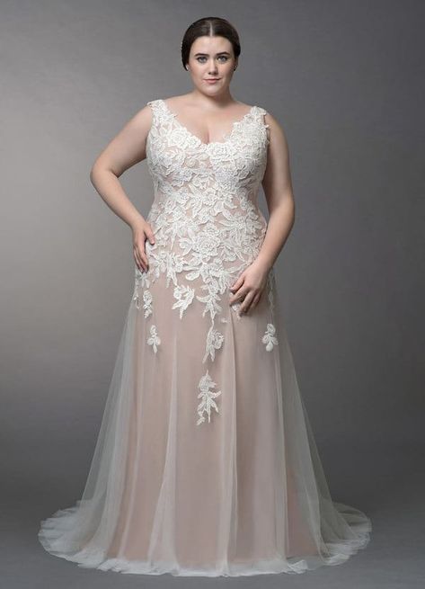 Figure Wedding Dress, Full Figure Wedding Dress, Blue Wedding Dress Royal, Wedding Dresses For Curvy Women, Making A Wedding Dress, Wedding Dress Types, Sukienki Plus Size, Plus Size Gowns, Red Wedding Dresses