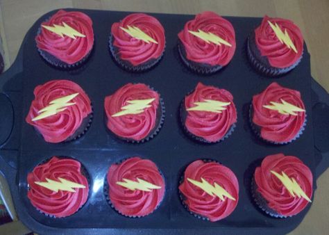 Flash cupcakes Flash Cupcakes, Flash Birthday Cake, Sweets Cake, 6th Birthday, The Flash, 3rd Birthday, Good Eats, Birthday Ideas, Cupcake Cakes