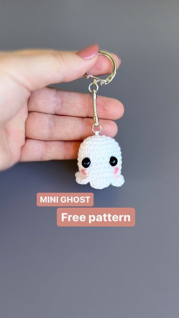 Vibeke Magnesen Design - Crochet pattern designer on Instagram: "Halloween is just around the corner so I wanted to make a cute little crochet ghost for my keychain😀 Please let me know if you want me to make more little freebie patterns🙂 MINI GHOST free crochet pattern 👻 SUPPLIES Yarn - Drops Safran or other cotton 5 Ply Hook size: 2.5 mm Safety eyes size 8 mm Fiber filling Scissors and needle Keychain Blush and makeup or paint brush PATTERN: (English US terms) Start on top of the head, wo Mini Crochet Ghost Pattern Free, Crochet Ghost Keychain Pattern, Crochet Ghost Keychain Free Pattern, Small Crochet Ghost, Crochet Mini Halloween, Crochet Ghost Keychain, Crochet Halloween Keychain Pattern Free, Mini Ghost Crochet Pattern, Crochet Mini Ghost