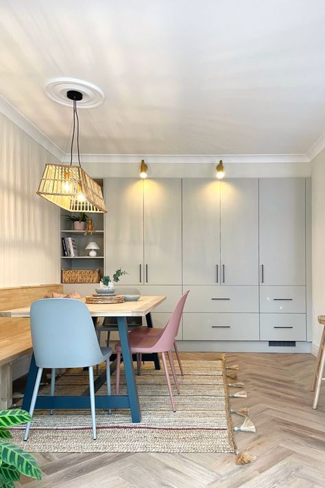 Oak Worktop Kitchen, Cream And Oak Kitchen, Howdens Hockley Super Matt, Howdens Hockley, Handleless Kitchen Cabinets, Black Kitchen Hardware, Kitchen Seating Area, Oak Worktop, Herringbone Kitchen