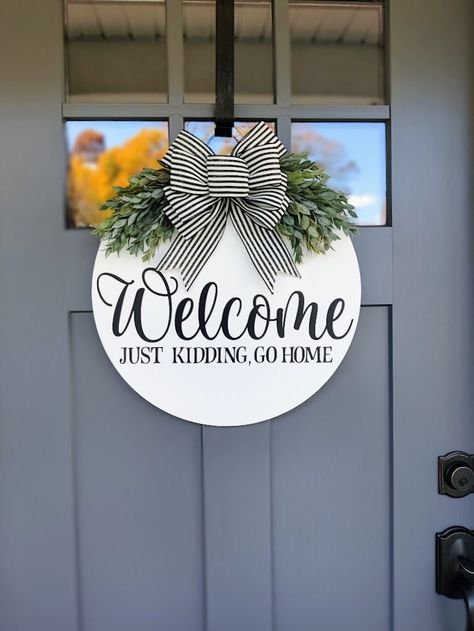 Funny Wood Signs Hilarious Front Doors, Softball Wreath, Funny Welcome Signs, Door Hangers Diy, Handmade Wood Signs, Round Door, Welcome Wreath, Baseball Softball, Front Door Decor