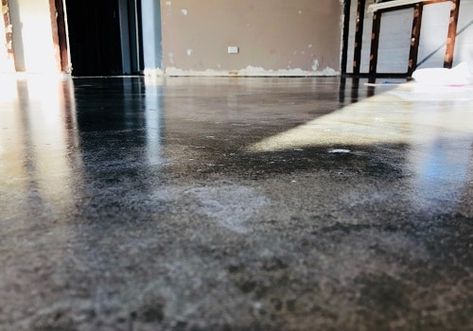 Tricks on How to Stain Concrete Yourself (DIY) - https://www.kravelv.com/how-to-stain-concrete-diy/ Concrete Staining Indoor, Indoor Concrete Stain, Stained Cement Floors, Sunroom Diy, How To Stain Concrete, Water Based Concrete Stain, Diy Concrete Stain, Staining Concrete, Easy Dyi