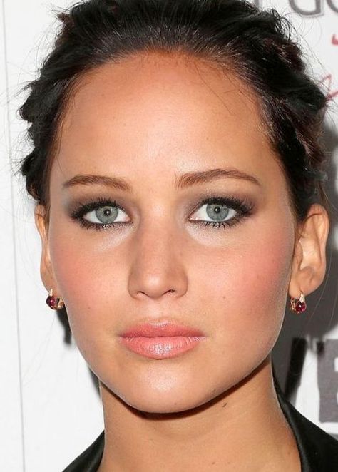 American actress Jennifer Lawrence looks divine with her barely-there dove grey eye shadow and jet black eyelashes. If you have eyes like Jennifer’s, then stick to pale hues of eye shadow (e.g., grey, pastels, neutrals) as they can make your eyes look bigger. Similarly, use minimal eyeliner and only a single coat of mascara to further create the illusion of bigger eyes. There’s really no need to go overboard with dramatic eye makeup, especially if it will only make your eyes look smaller. Jennifer Lawrence Eyes, Jennifer Lawrence Makeup, Michelle Phan, Celebrity Makeup Looks, Celebrity Skin, Hooded Eye Makeup, Katniss Everdeen, Actrices Hollywood, Hooded Eyes