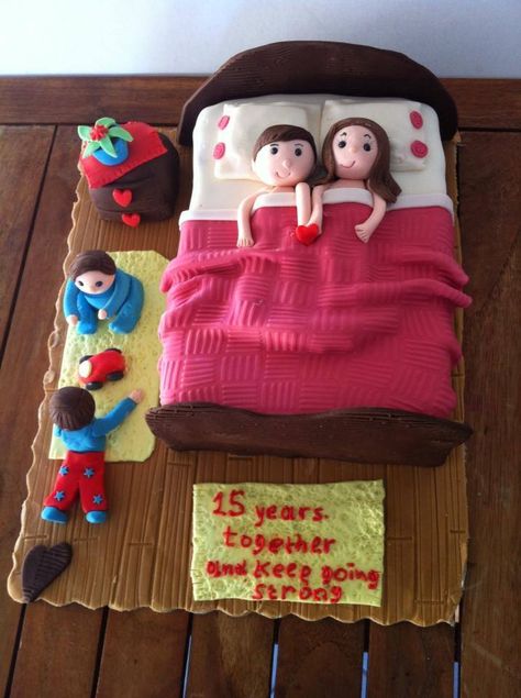 Family Cake Ideas Birthdays, Cake Family Design, Small Cute Anniversary Cake, Cakes For Couples, Couples Cake, Baby Shower Sheet Cakes, Bed Cake, Marriage Anniversary Cake, Anniversary Cake Designs