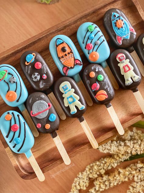 Space Cakesicles, Space Theme Cakepops, Space Theme Cakesicles, Astronaut Party Ideas, Astronaut Cake, Planet Birthday, 2nd Birthday Party For Boys, Dessert Table Birthday, Astronaut Party