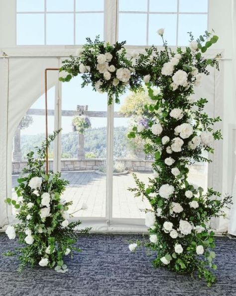 Flower Backdrop For Wedding, Bedeken Ideas, Elegant Wedding Ceremony Decor, Details For Wedding, Wedding Ceremony Decor Ideas, Ceremony Decor Ideas, Wedding Floral Arch, Elegant Wedding Ceremony, Arbor Ideas