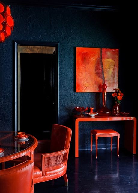 Eye For Design: Decorating With The Blue/Orange Color Combination Red Dining Room, A Dark Room, Dark Interiors, Design Del Prodotto, Blue Rooms, Red Interiors, Dark Room, Blue Walls, Dining Room Design