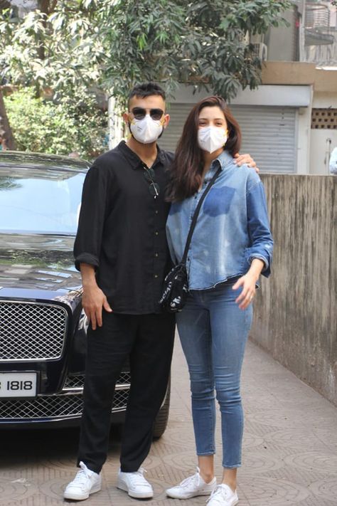 Couples Casual Outfits, Virat Kohli Fashion, Anushka Sharma And Virat Kohli, Anushka Sharma And Virat, Virat Kohli And Anushka, Virat And Anushka, Deepika Padukone Style, Celebrity Casual Outfits, Jeans Outfit Women