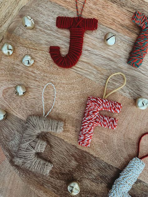 DIY Yarn Wrapped Letter Christmas Ornament | The Rural Legend Diy Yarn Ornaments, Advent Calendar Ideas Diy, Yarn Wrapped Letters, Advent Calendar Ideas, Yarns Ornaments, Diy Gifts To Make, Diy Stockings, Diy Christmas Gifts For Family, Deco Table Noel