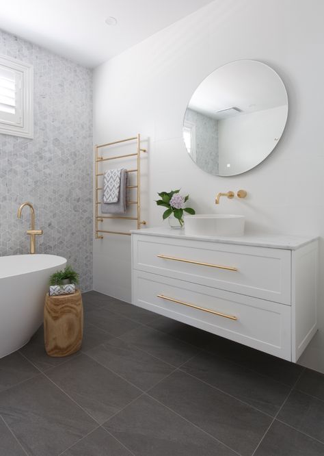 Traditional Style Hampton Style Bathrooms, Bathroom Tub Remodel, Luxurious Bathrooms, Tub Remodel, Homestead House, Floating Bathroom Vanities, Beaumont Tiles, Dream Bath, Floating Bathroom Vanity