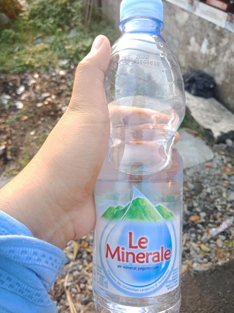 Le Mineral, Air Aqua, Luxury Packaging Design, Evian Bottle, Mineral Water, Botol Air, Luxury Packaging, Carousel, Plastic Water Bottle