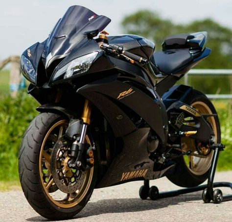 Yamaha R6 Black-Gold Yamaha R6 Black, R6 Black, Motorcycle Riding Outfits, Duke Motorcycle, Stylish Bike, Motorcycle Images, Best Sport, Custom Sport Bikes, Yamaha Bikes