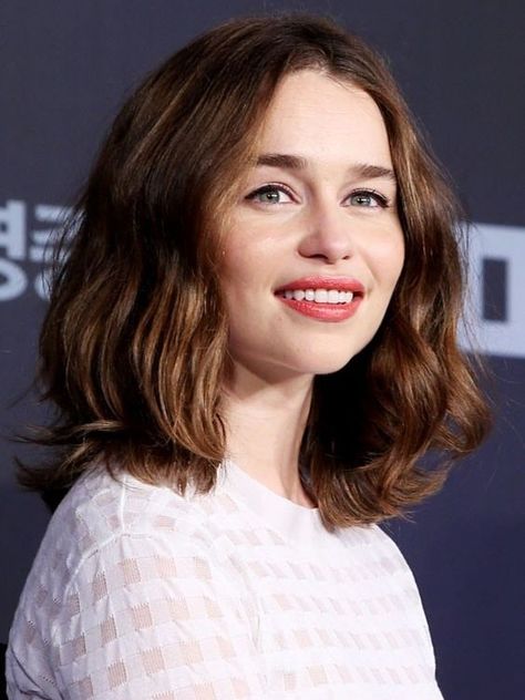 Emilia Clarke in dark hair. Emilia Clarke Hair, Emilie Clarke, Emilia Clarke Style, Emilia Clarke Daenerys Targaryen, Celeb Hair, Chin Length Bob, Long Bob Haircuts, Lob Haircut, Short Hairstyle