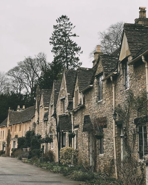 Castle Combe is a quintessentially English village, often described as ‚England’s prettiest village. The village is located in the Cotswolds Area of Outstanding Natural Beauty in North West Wiltshire. Castle Combe is beautiful whatever the weather or season. #castlecombe #visitthecotswolds #countrysideliving #villagebeauty #visitengland #cotswoldcottage #beautifuldestinations #countrysidewalks Kingdom Village Aesthetic, Kingdom Village, Cotswold Cottage, Castle Combe, English Village, Visiting England, Fantasy Story, The Cotswolds, The Village