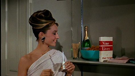 Breakfast at Tiffany's audrey hepburn hair highlights bangs Audrey Hepburn Highlights, Moon Daughter, Audrey Hepburn Hair, Audrey Hepburn Breakfast At Tiffanys, Aubrey Hepburn, Highlighted Bangs, Holly Golightly, Breakfast At Tiffany's, Shoulder Wrap