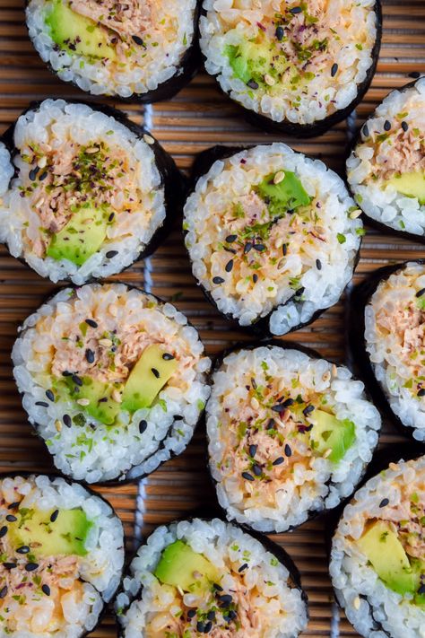 Tuna Sushi Recipes, Spicy Tuna Sushi, Avocado Rolls, Tuna Sushi Rolls, Hearty Food, Sushi Recipes Homemade, Sushi Roll Recipes, Tuna Sushi, Spicy Tuna Roll