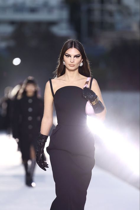 Versace FW23 Emily Ratajkowski Runway, Versace Fw23, Emily Ratajkowski Versace, Versace 2019, Versace 2023, Future Job, Fashion Runway, Emily Ratajkowski, Fall 2023