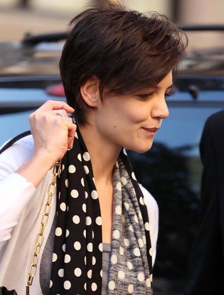 Side View of Katie Holmes Short Pixie Hairstyle Katie Holmes Hair Short, Katie Holmes Hair, Feminine Pixie Cuts, Lazy Girl Hairstyles, Feminine Pixie, Chic Short Hair, Pixie Cut With Bangs, Short Hair Trends, Short Layered Haircuts