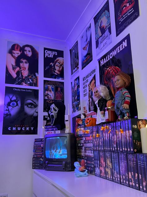 @ellieaddis bedroom Villain Bedroom Ideas, Horror Movie Bedroom Decor, Room Ideas Aesthetic Horror, Bedroom Ideas Horror Themed, Minimalist Horror Bedroom, Scream Room Ideas, Horror Bedroom Decor, Horror Movie Room Aesthetic, Horror Themed Room Aesthetic