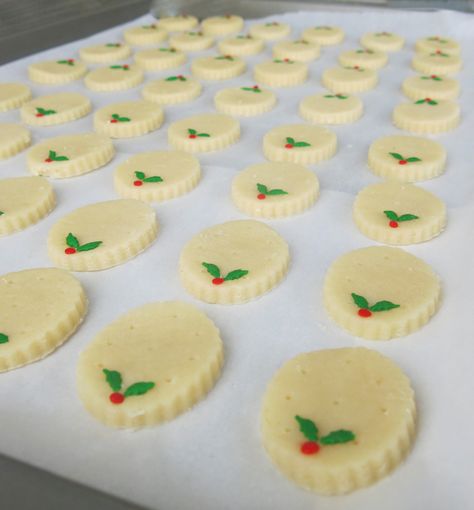 18b-traditional-holly-shortbread-oval-2016 Office Cookie Exchange, Canadian Shortbread Cookies, Cut Out Shortbread Cookies, Traditional Shortbread Recipe, Best Shortbread Cookie Recipe, Ginger Shortbread, Butter Shortbread Cookies, Best Shortbread Cookies, Dessert Cart