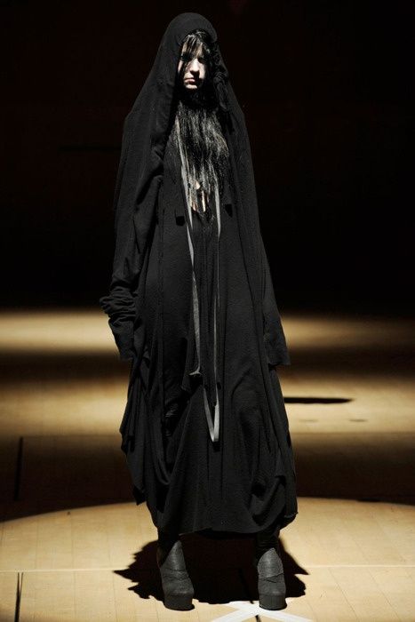 Morbid-eleganza: Barbara I Gongini Autumn/Winter 2011-12 Strega Fashion, Dark Mori, Dark Look, Witchy Fashion, Alt Fashion, Reference Photos, Dark Fashion, Goth Fashion, Gothic Fashion