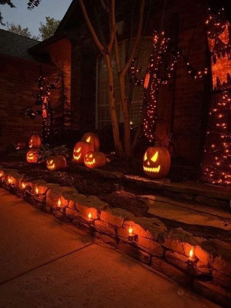 Spooky Outdoor Halloween Decor, Creative Halloween Decorations, Pumpkin Festival, Casa Halloween, Scary Halloween Decorations, Halloween Haunted Houses, Fall Halloween Decor, Fall Pictures, Halloween Pictures