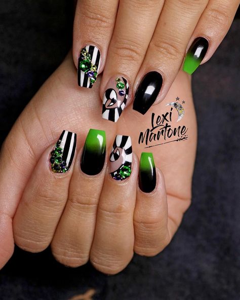 Lexi Martone🌙🔮💀 on Instagram: “beetlejuice. beetlejuice. beetlejuice. 🖤💀💚 using @valentinobeautypure acrylic💀 book at @salonmartone” Oogie Boogie Nails Acrylic, Male Nails, Halloween Nails Acrylic, Decorative Nails, Horror Nails, Season Nails, Holloween Nails, Halloween Nails Easy, Halloween Acrylic Nails