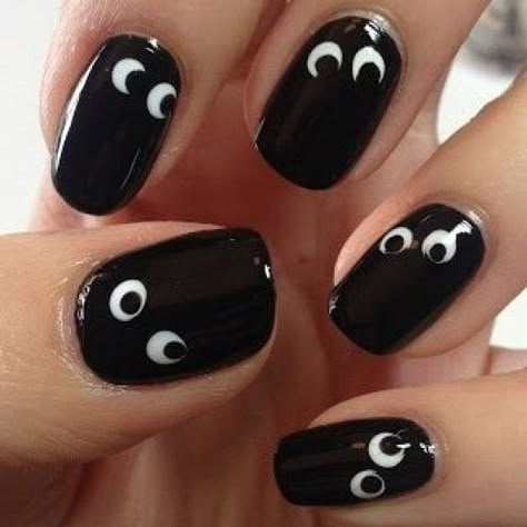 Spookify your nails for Halloween with these awesome Halloween nail art ideas. From creepy eyes to awesome bats, there are some cool ideas here to get you started. Nails Dots, Funny Nails, Fun Halloween Nails, Black And White Nail, Money Leis, Black And White Nails, Nail Shades, Eye Nail Art, Nail Art Pictures