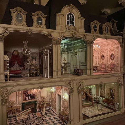 Christine Lee on Instagram: “All lit up! #miniature #miniature #miniatures #oneinchscale #112scale #french #chateau #mansion #luxury #house #interiordesign…” Miniature Castle Dollhouse, Rococo Mansion, Miniature Crafts Diy Dollhouse Furniture, Bloxburg Chateau, Doll House Aesthetic, Miniature Chateau, Doll House Miniature, Mini Chateau, Luxury Dollhouse