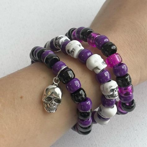 Kandi Singles, Pulseras Kandi, Kandi Inspo, Diy Kandi Bracelets, Purple Skull, Pony Bead Bracelets, Diy Kandi, Kandi Ideas, Metal Skull